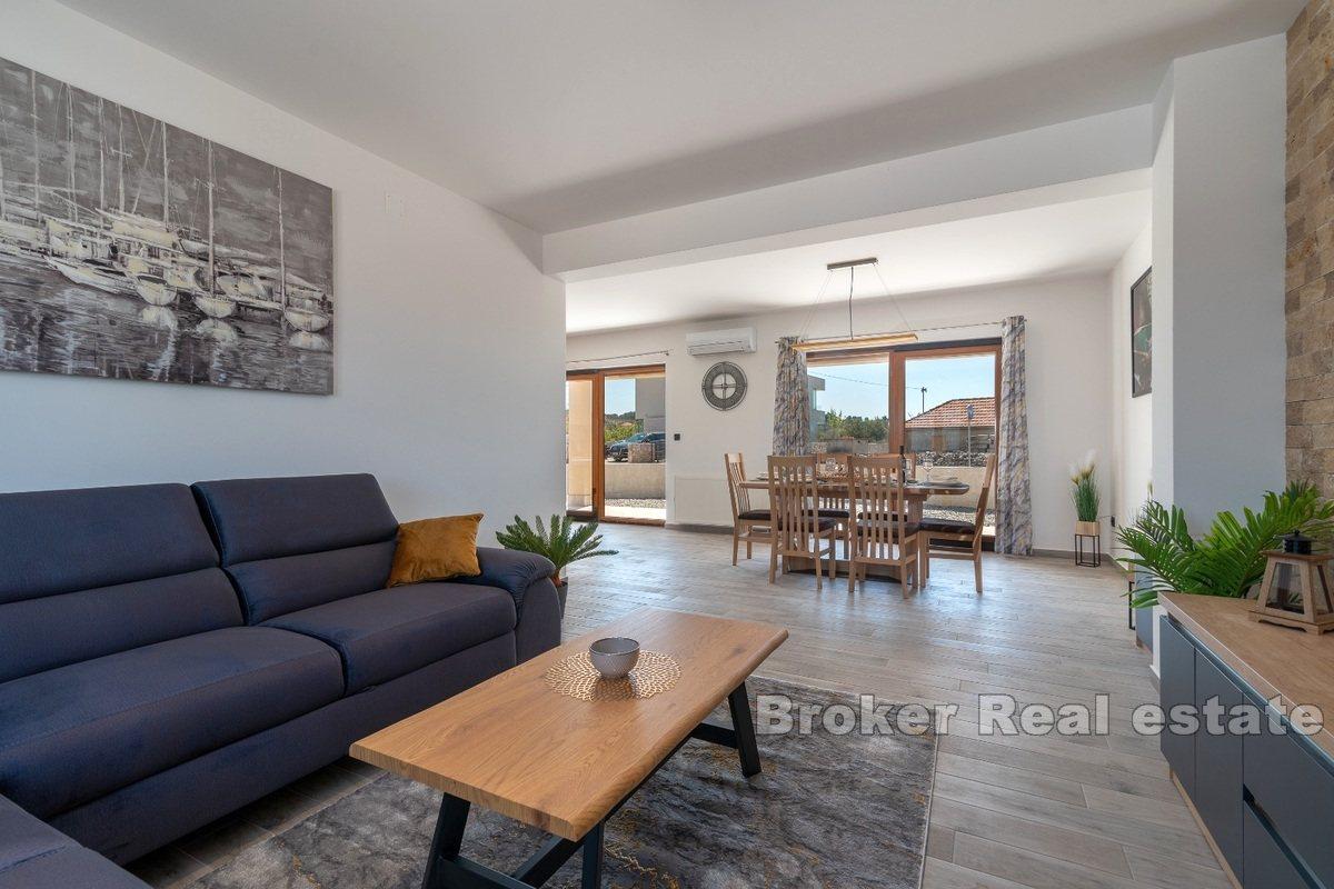 Moderní dům s výhledem na moře