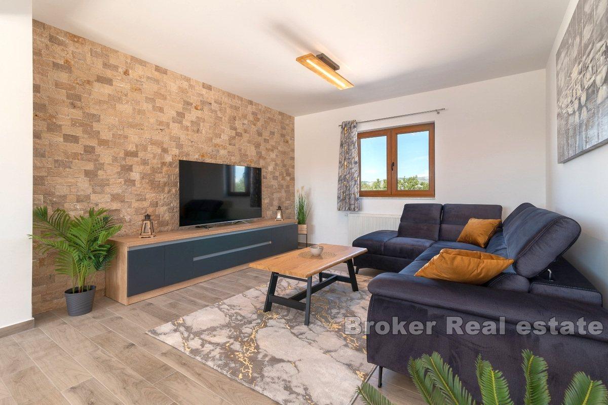 Moderní dům s výhledem na moře