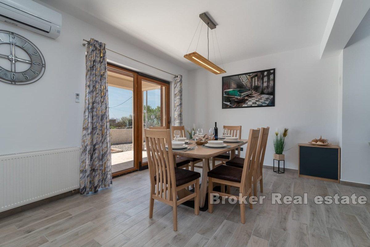 Moderní dům s výhledem na moře