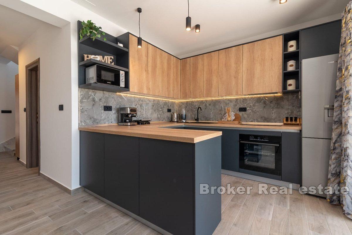 Moderní dům s výhledem na moře