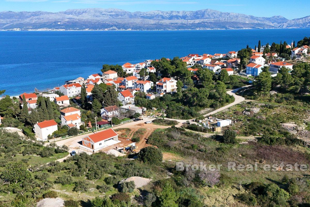 Земельный участок в тихом районе рядом с морем