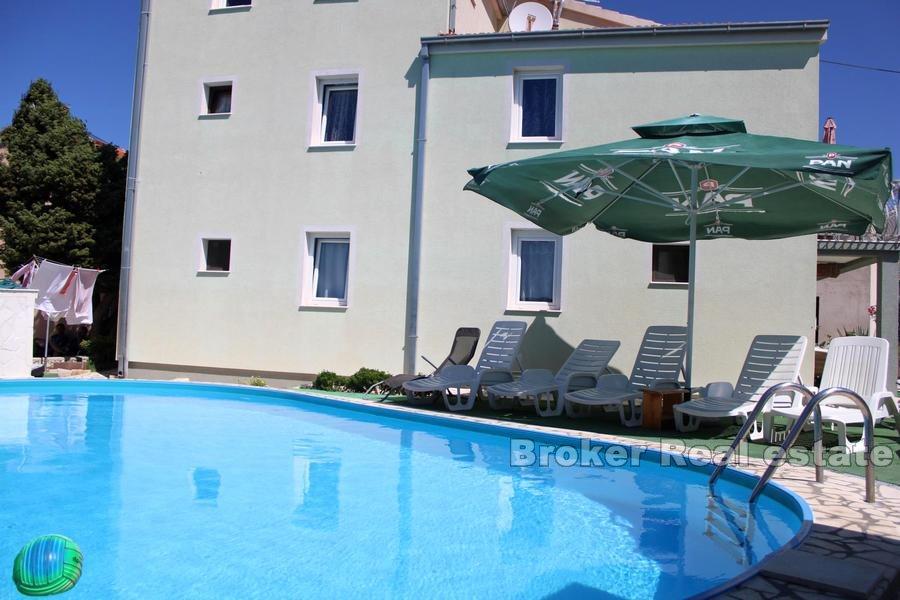 Nedaleko Rogoznice, apartmánový dům s výhledem na moře