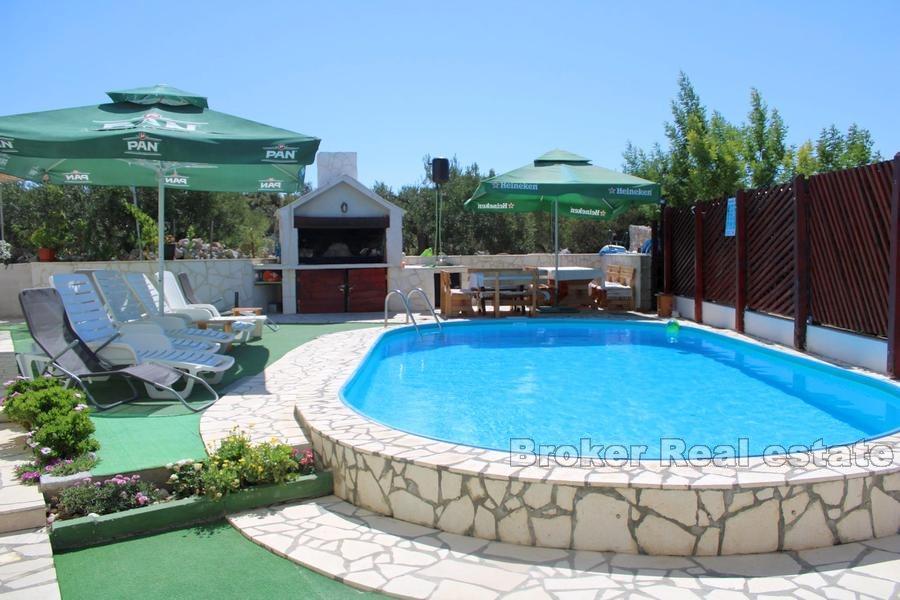 Nedaleko Rogoznice, apartmánový dům s výhledem na moře