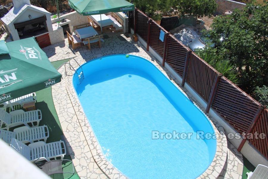 Nedaleko Rogoznice, apartmánový dům s výhledem na moře