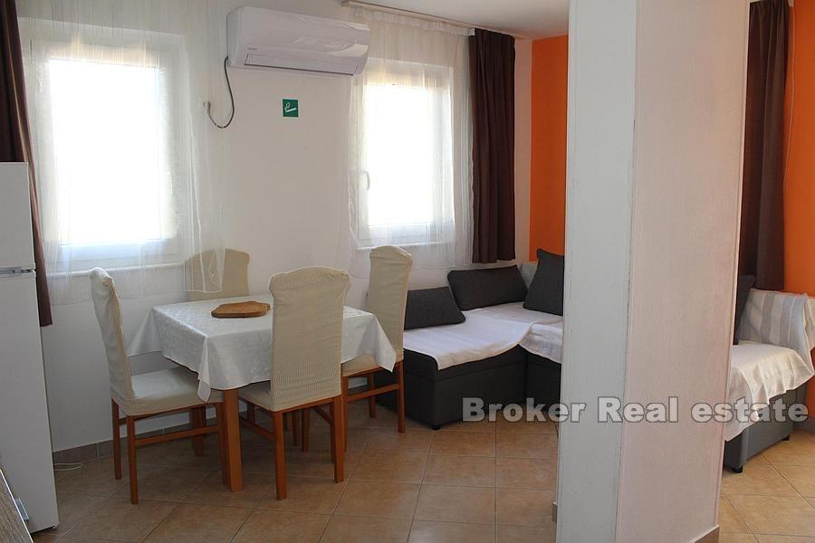 Nedaleko Rogoznice, apartmánový dům s výhledem na moře