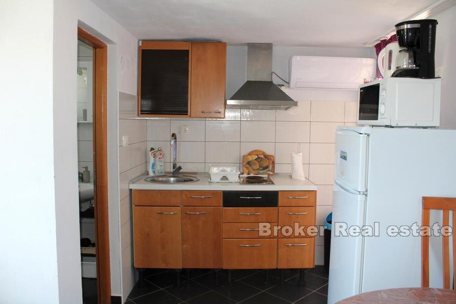 Nedaleko Rogoznice, apartmánový dům s výhledem na moře