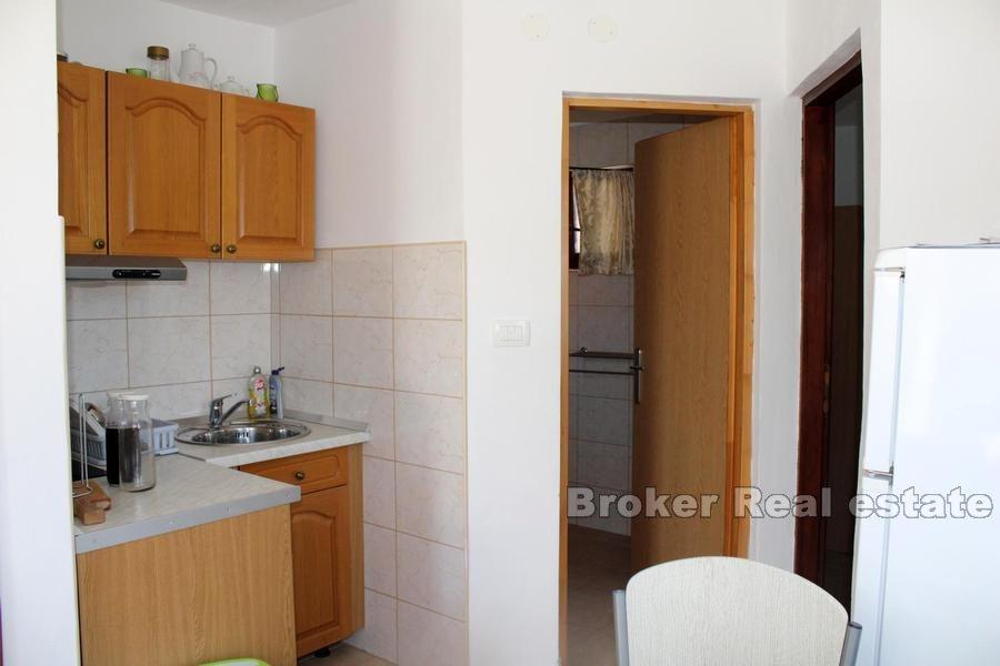Nedaleko Rogoznice, apartmánový dům s výhledem na moře