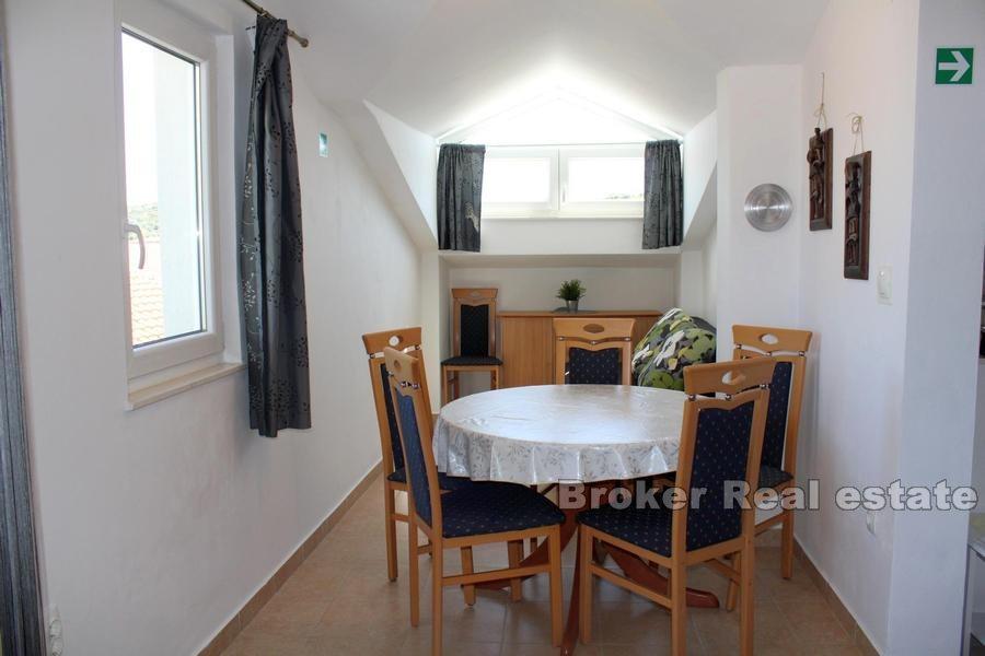 Nedaleko Rogoznice, apartmánový dům s výhledem na moře