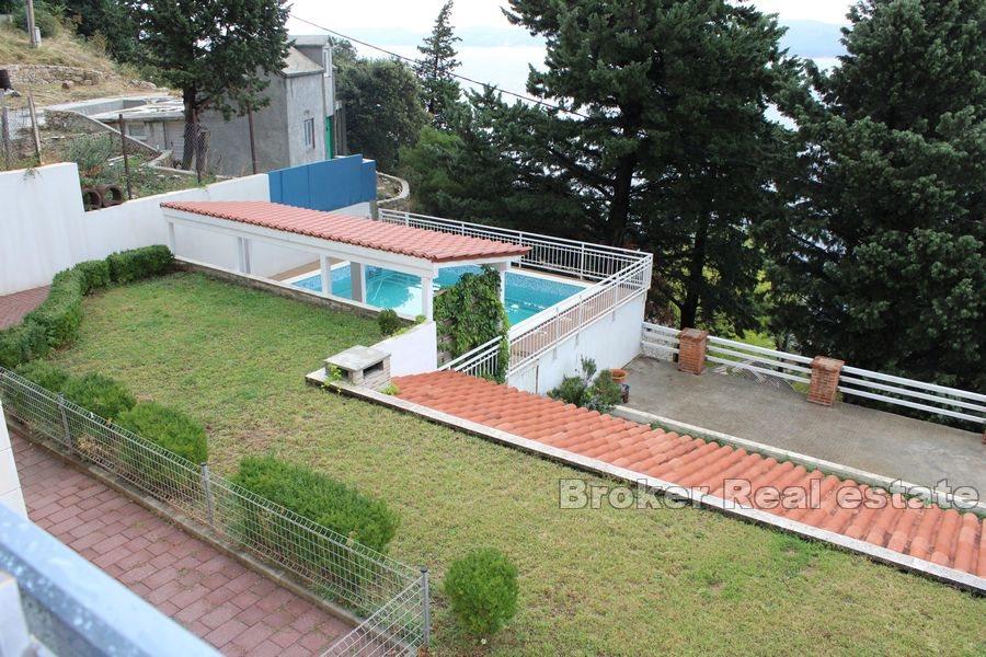 Omis - Nově zrekonstruovaný byt s výhledem na moře