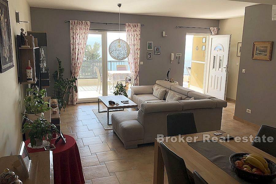 Omis - Nově zrekonstruovaný byt s výhledem na moře