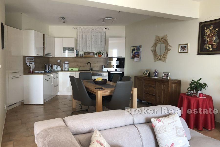 Omis - Nově zrekonstruovaný byt s výhledem na moře