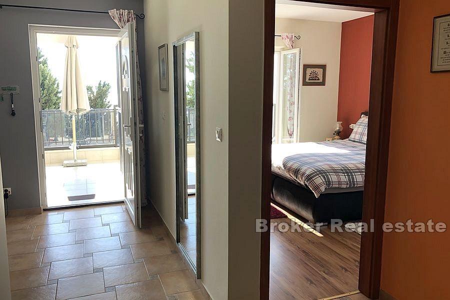 Omis - Nově zrekonstruovaný byt s výhledem na moře