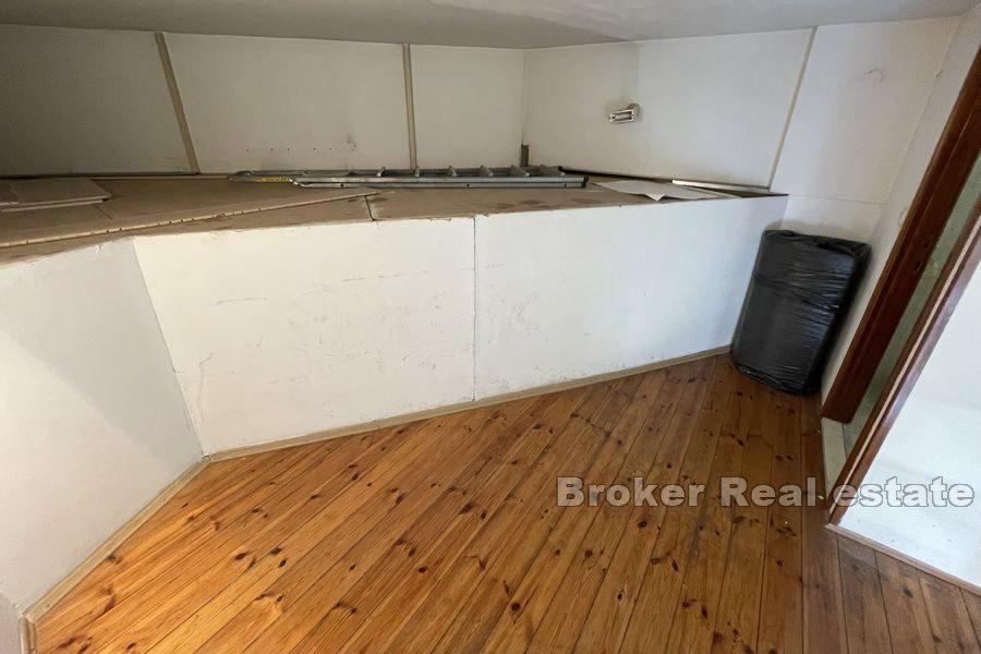 Split - Przestrzeń biznesowa wzdłuż drogi