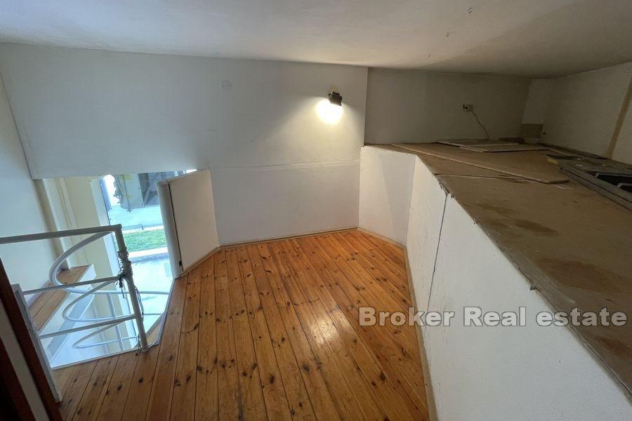 Split - Przestrzeń biznesowa wzdłuż drogi