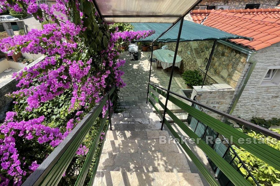 Brač - Kamenný dům v blízkosti moře