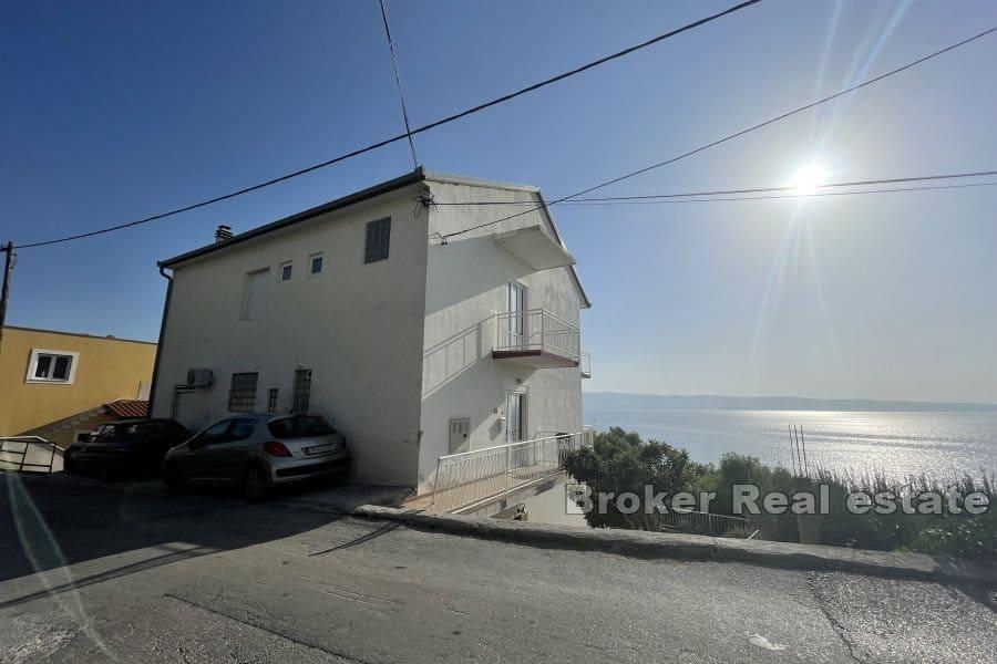 Omis - Wohnung zum Renovieren mit Meerblick