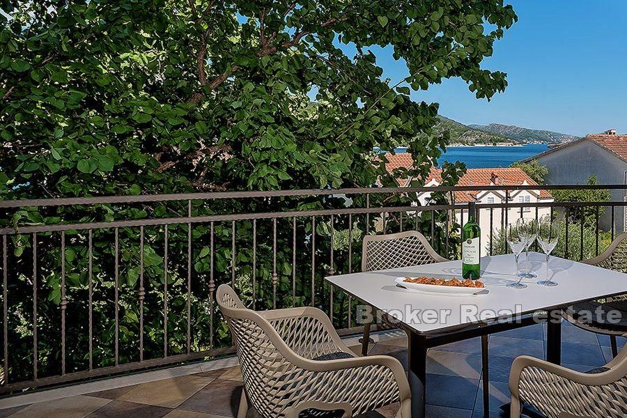 Moderní dům s výhledem na moře