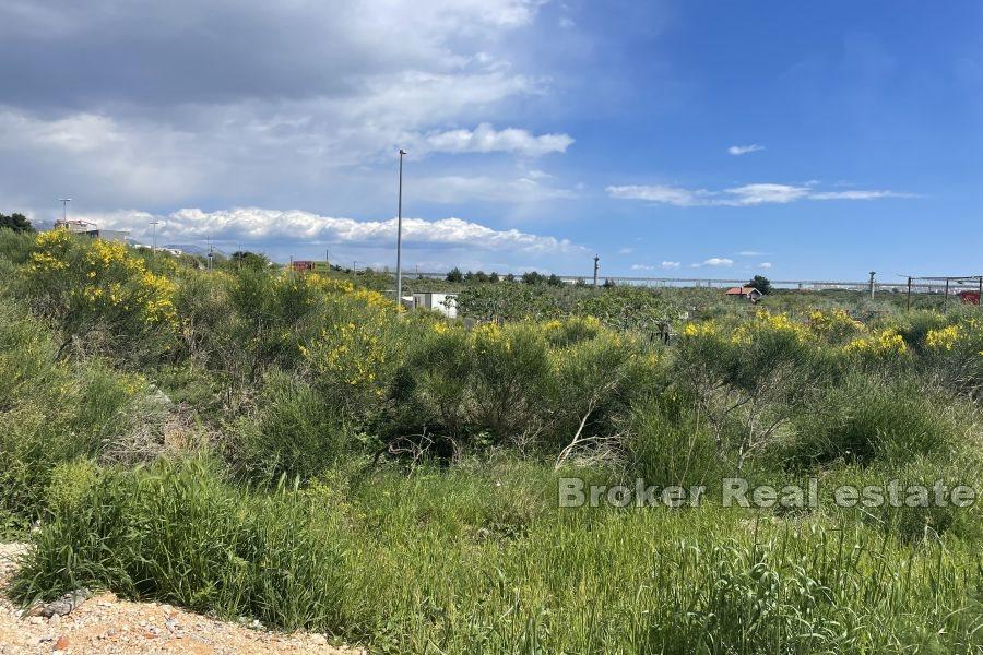 Kaštela - Baugrundstück neben der Hauptstraße