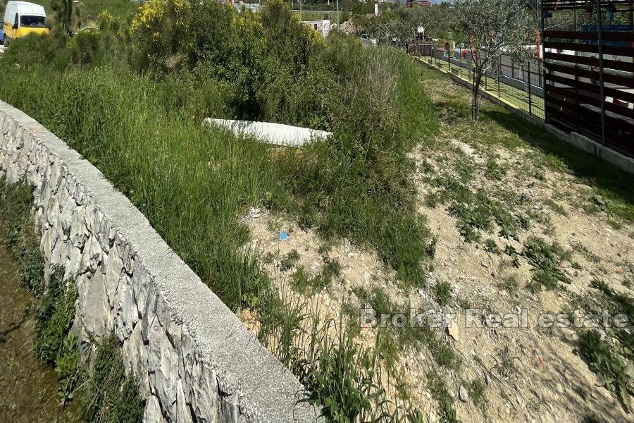 Kaštela - Baugrundstück neben der Hauptstraße