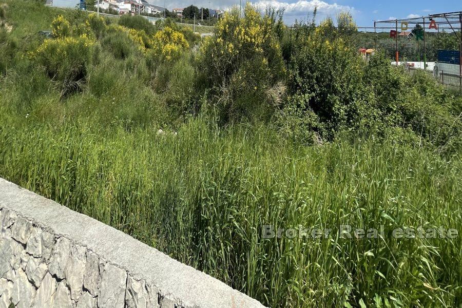 Kaštela - Baugrundstück neben der Hauptstraße