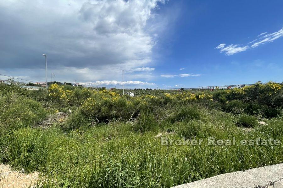 Kaštela - Baugrundstück neben der Hauptstraße