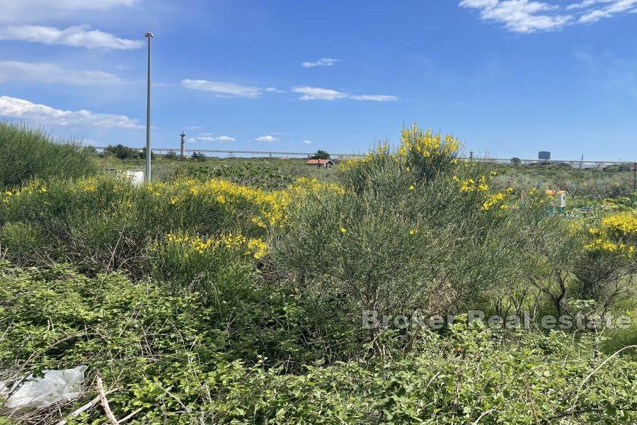 Kaštela - Baugrundstück neben der Hauptstraße