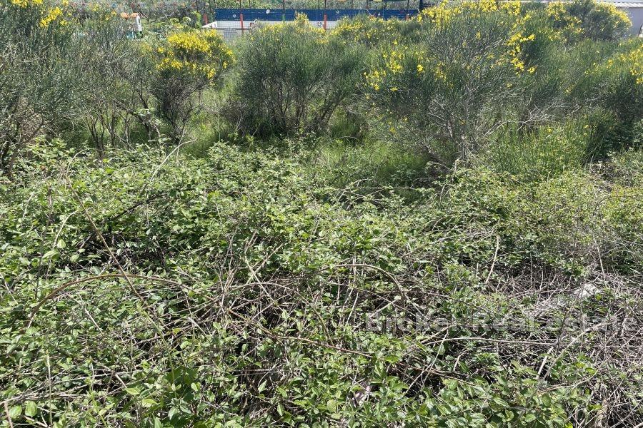 Kaštela - Baugrundstück neben der Hauptstraße