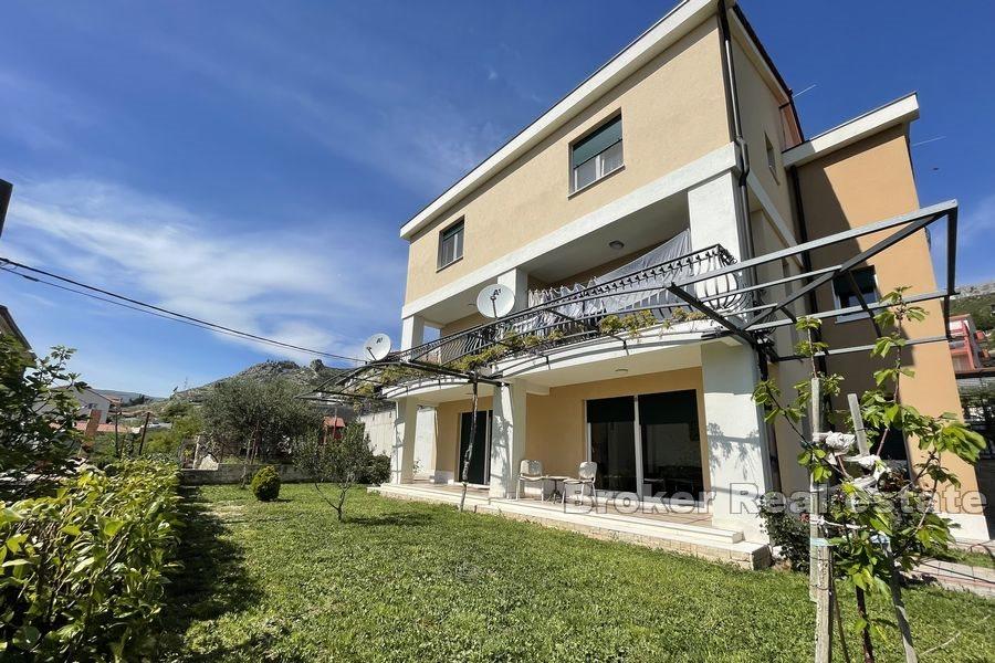 Blízko Split - Samostatne stojaci apartmánový dom