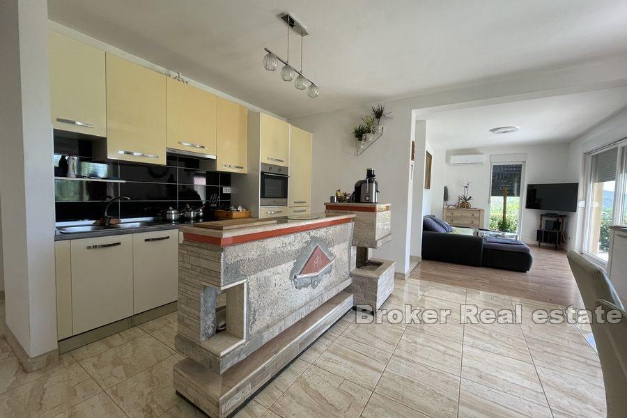 Blízko Split - Samostatne stojaci apartmánový dom