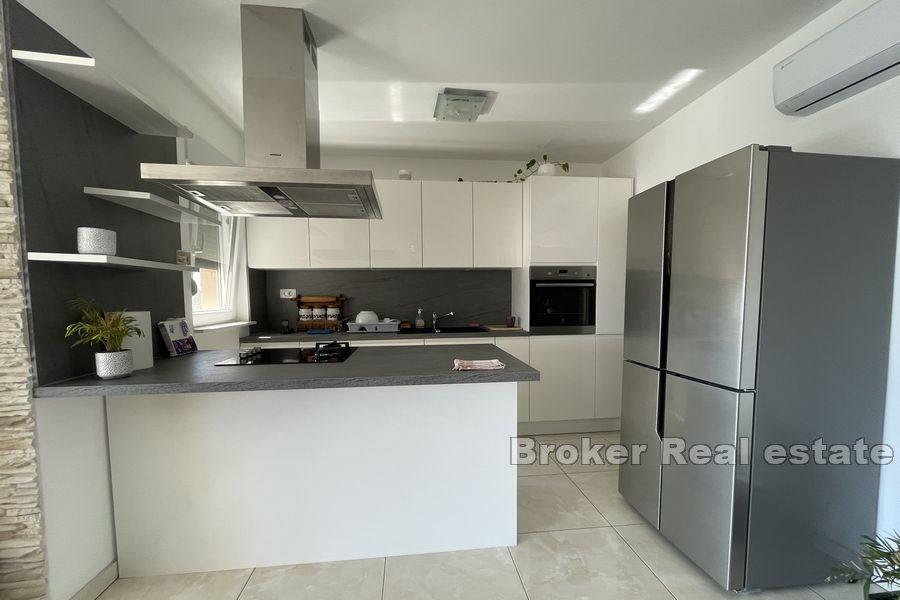 Blízko Split - Samostatne stojaci apartmánový dom