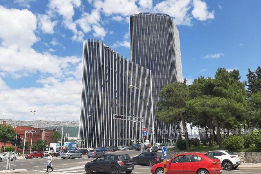 Split, Bol - Kancelářské prostory k pronájmu u silnice