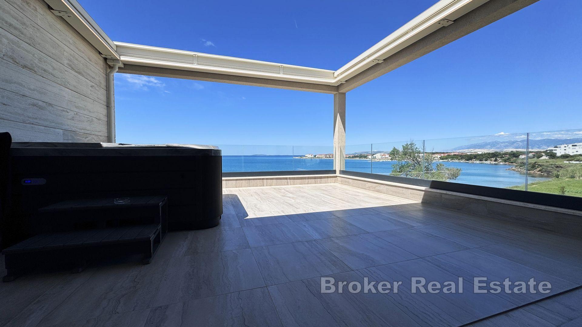 Attico moderno in prima fila sul mare