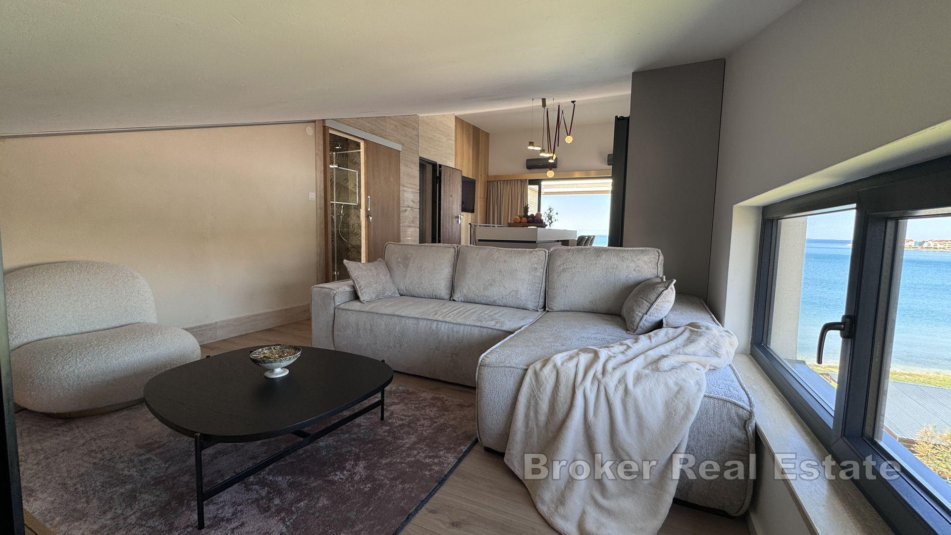 Attico moderno in prima fila sul mare