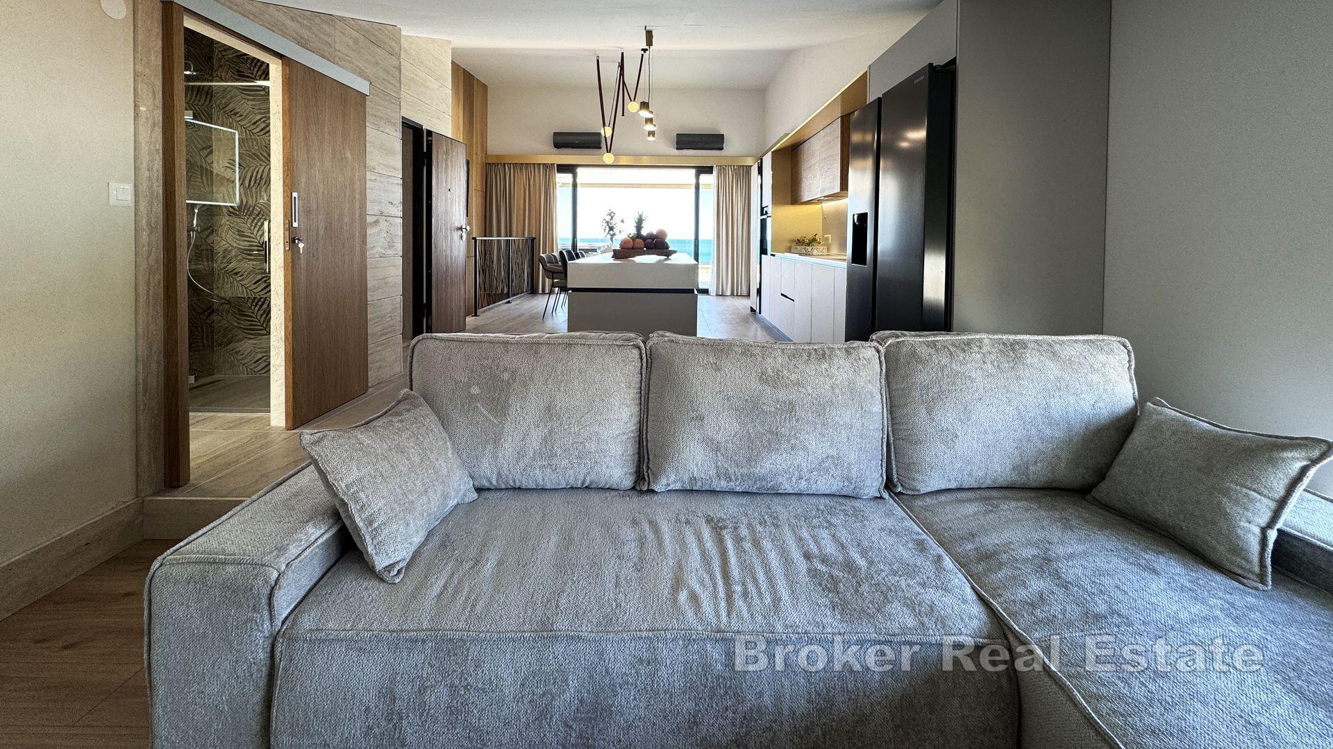 Attico moderno in prima fila sul mare