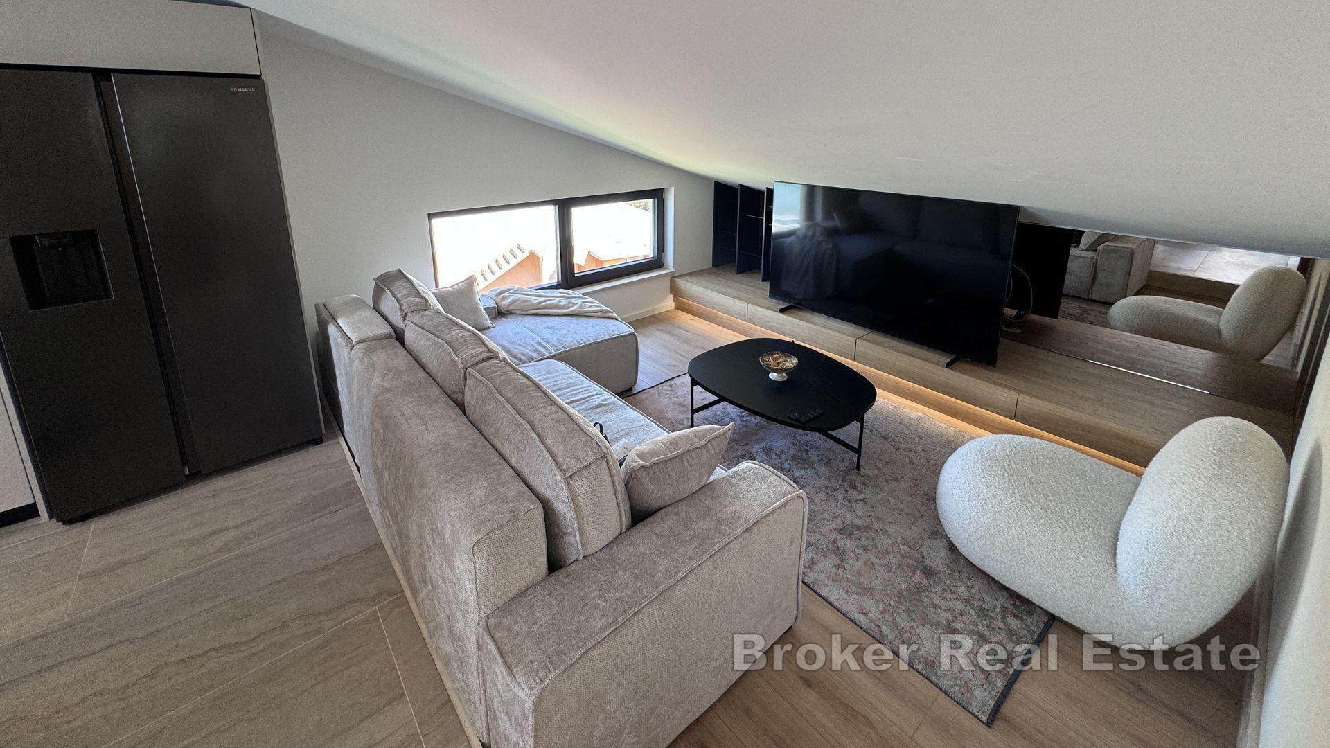 Attico moderno in prima fila sul mare