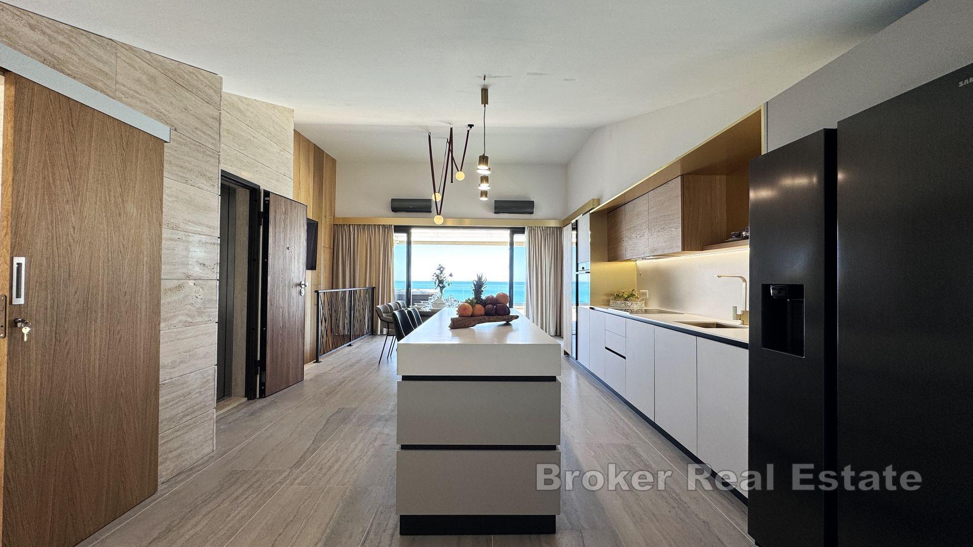 Attico moderno in prima fila sul mare