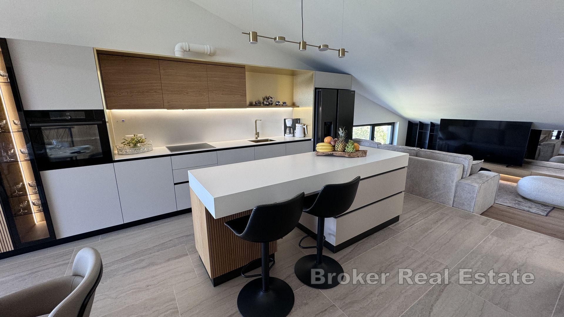 Attico moderno in prima fila sul mare