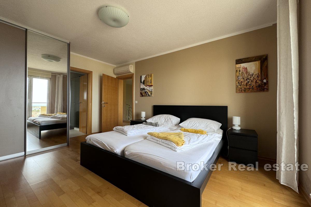 Treromsleilighet med havutsikt