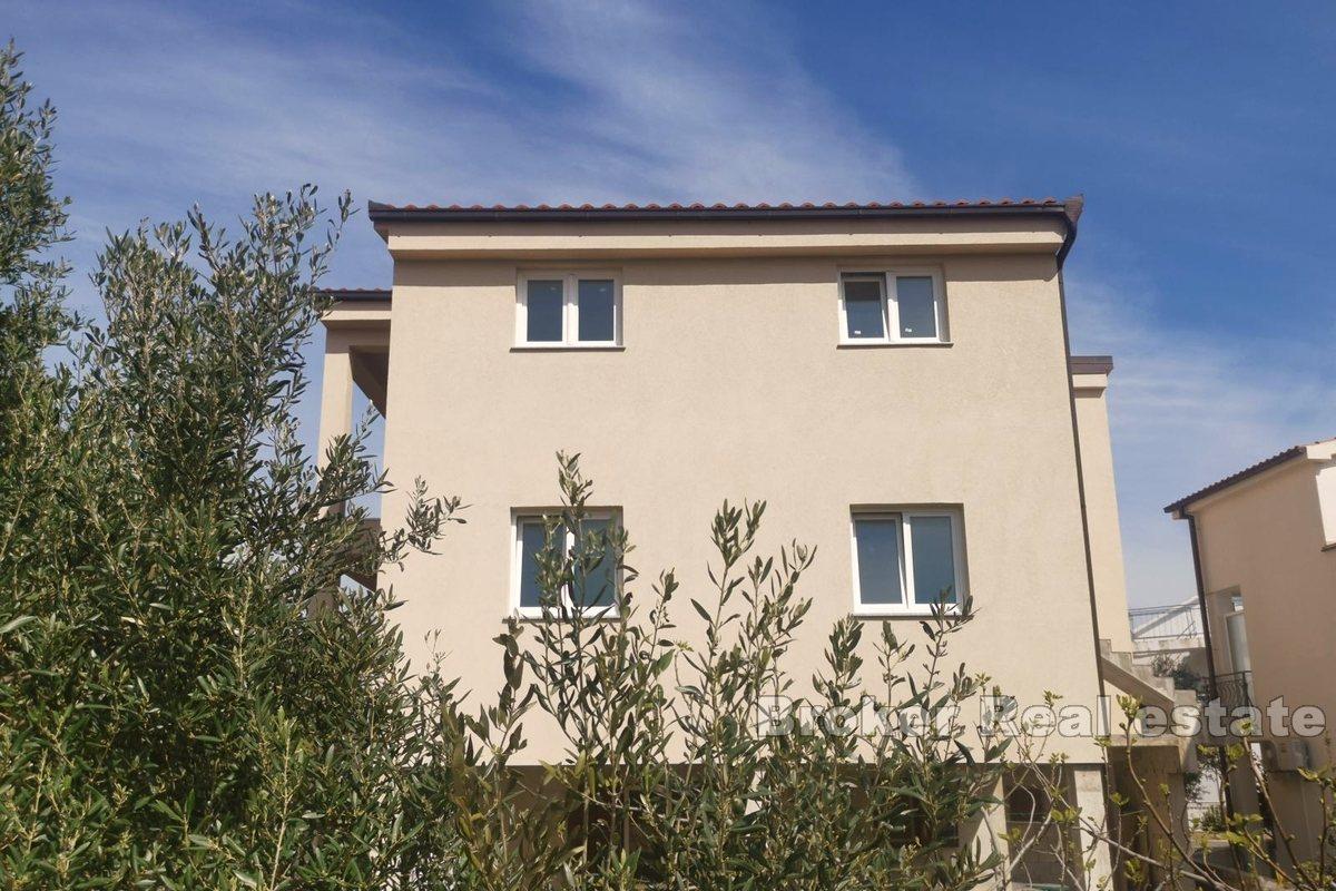 Tri apartmány v blízkosti centra Rogoznice