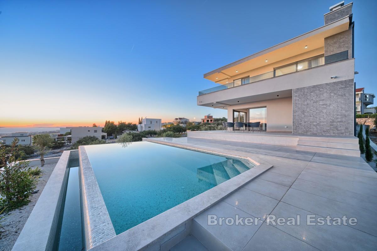 Villa avec piscine dans un endroit calme