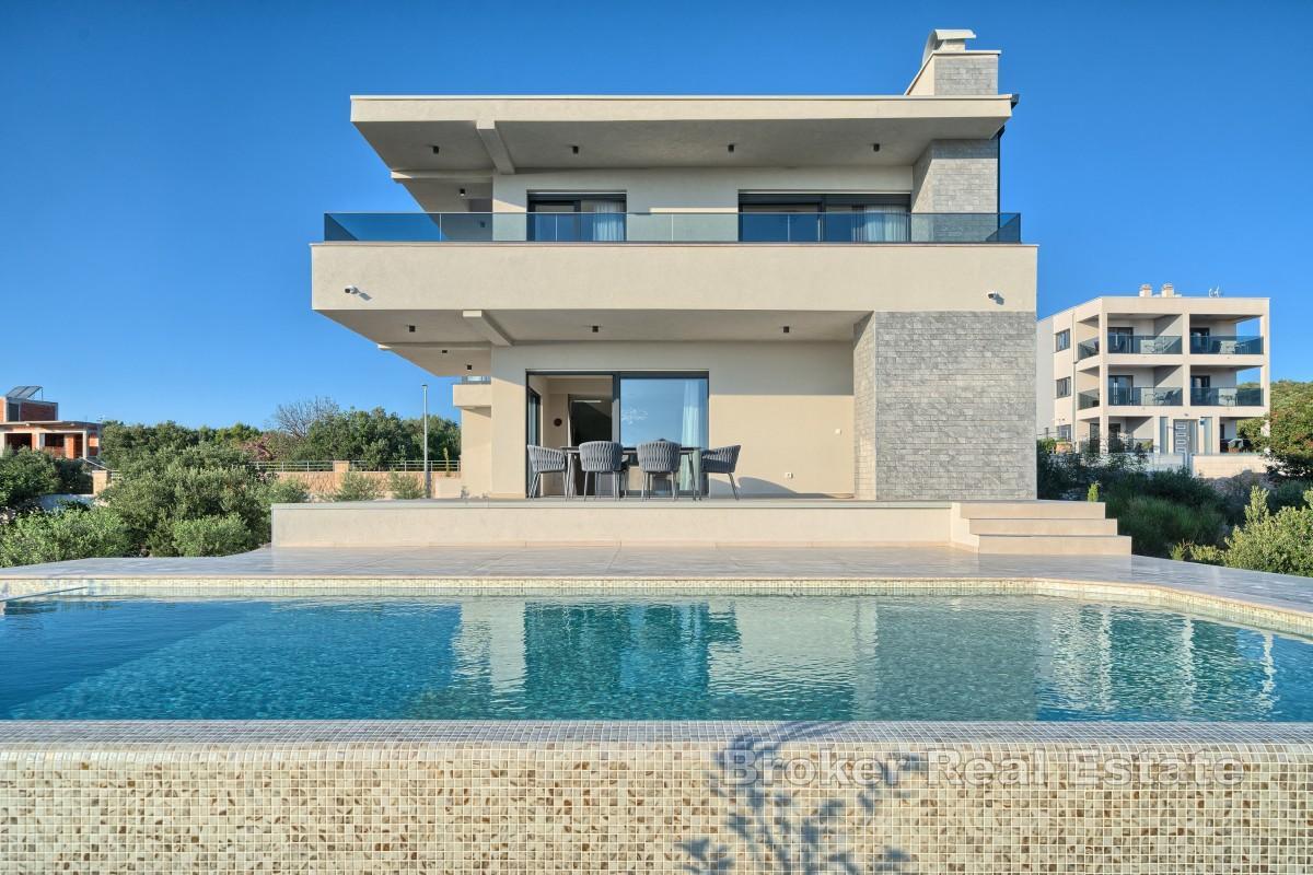 Villa avec piscine dans un endroit calme