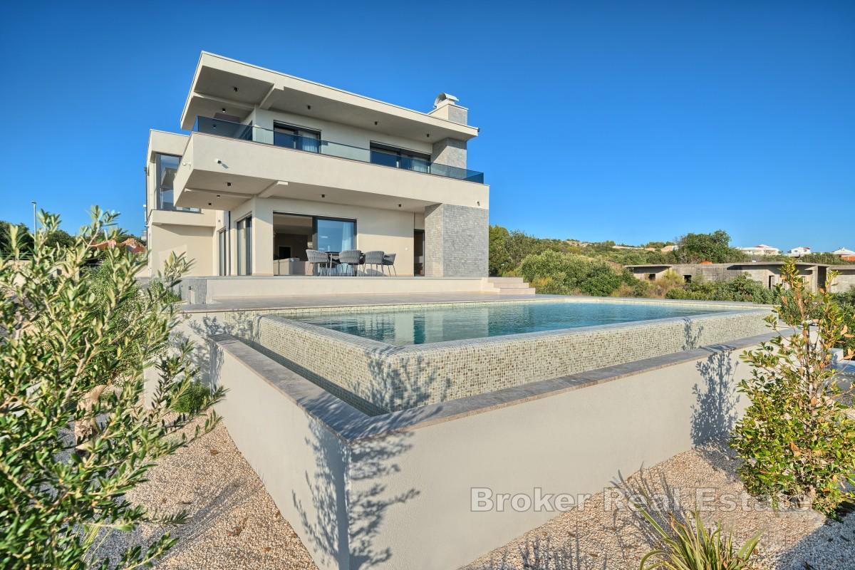 Villa avec piscine dans un endroit calme