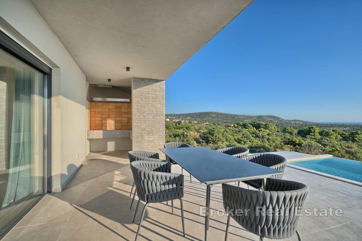 Villa avec piscine dans un endroit calme