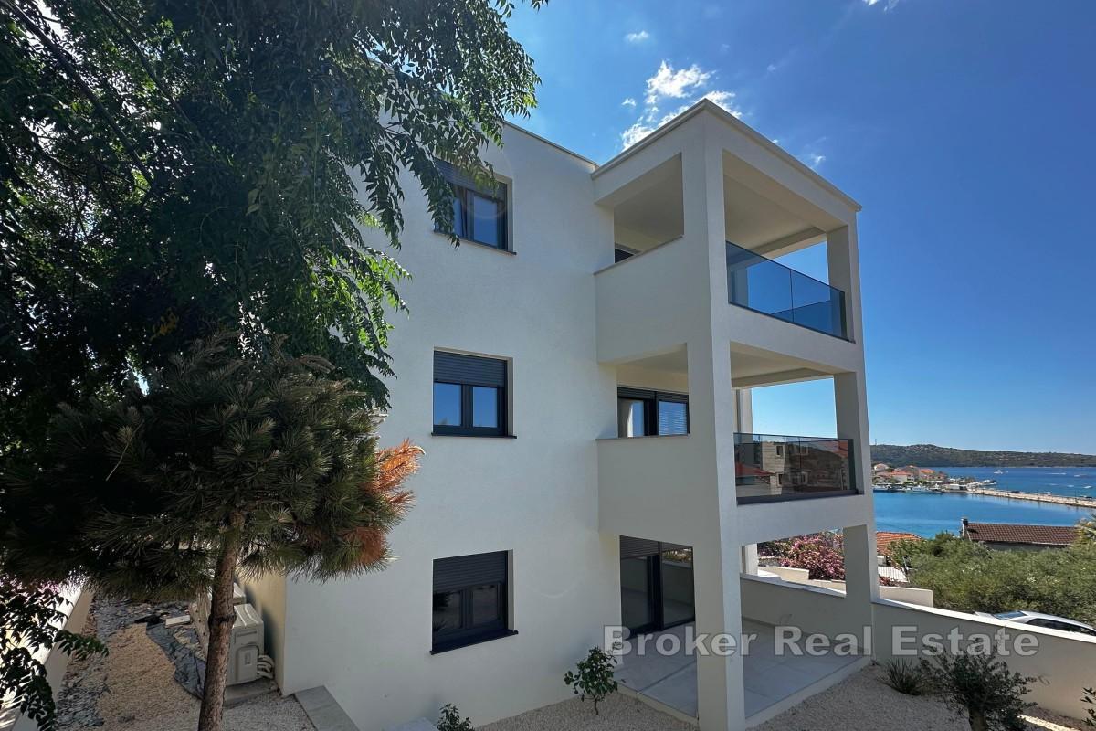 Nově postavené apartmány v centru Rogoznice, s výhledem na moře