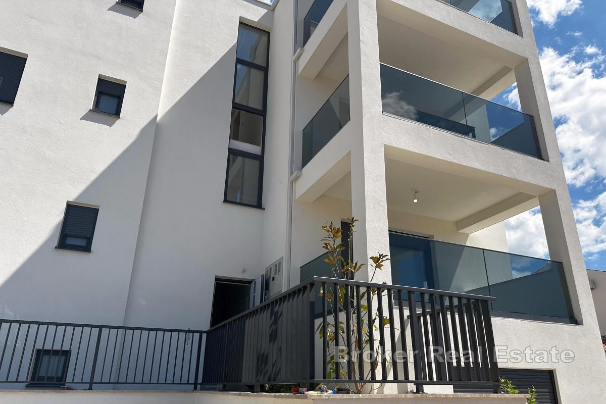 Nově postavené apartmány v centru Rogoznice, s výhledem na moře
