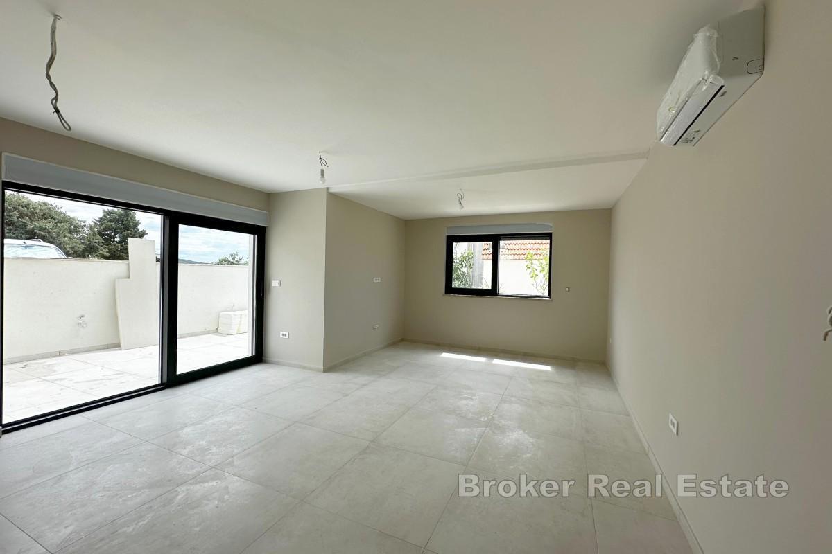 Nově postavené apartmány v centru Rogoznice, s výhledem na moře