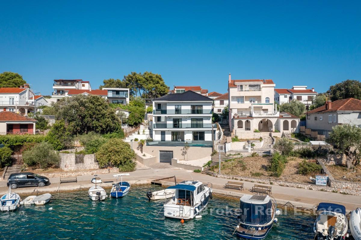 Willa z basenem, pierwszy rząd do morza