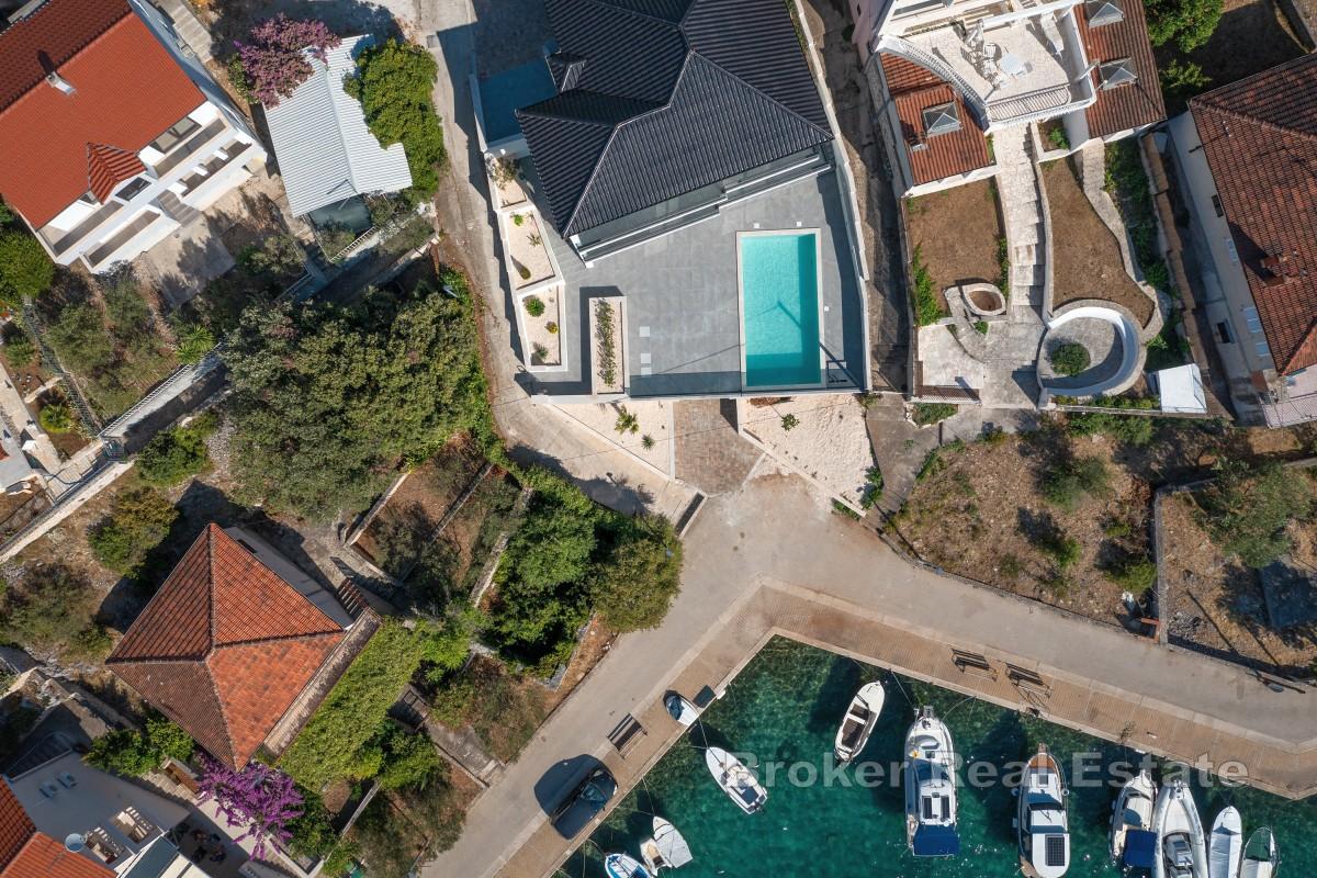 Willa z basenem, pierwszy rząd do morza