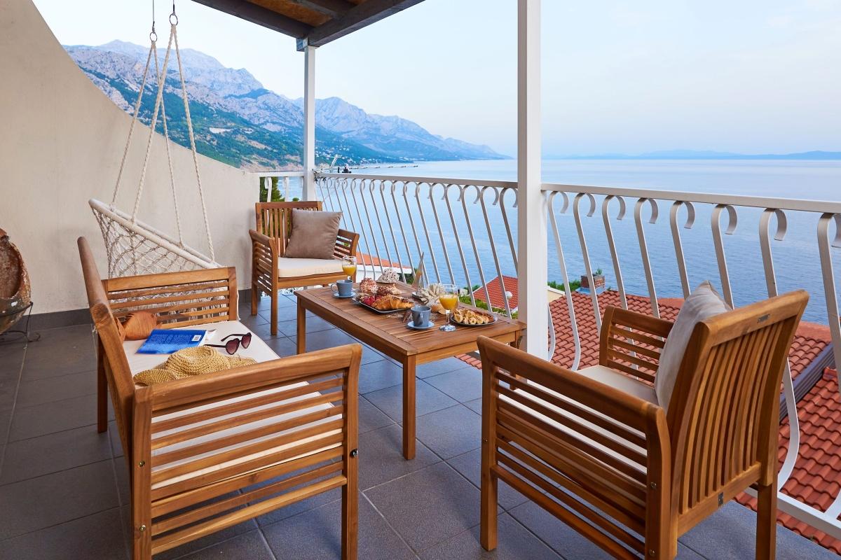 001-2030-94-Omis-Fully-furnished-detached-house-with-pool-and-a-sea-view-for-sale