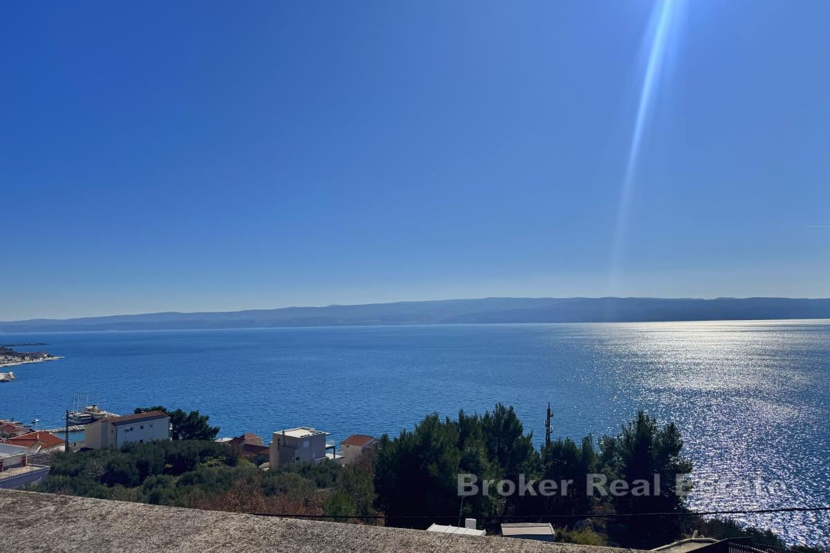 Ofärdigt hus med panoramautsikt över havet